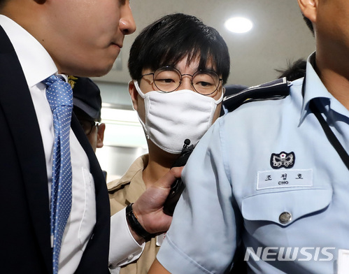 【서울=뉴시스】이영환 기자 = 댓글 조작 의혹 사건의 주범 드루킹 김모(49)씨와 함께 재판에 넘겨진 공범 서유기 박모(31)씨가지난 5일 오전 서울 서초구 특검 사무실로 소환되고 있다. 2018.07.05. 20hwan@newsis.com