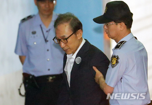 【서울=뉴시스】배훈식 기자 = 이명박 전 대통령이 지난 5일 서울 서초구 서울중앙지법에서 열린 10차 공판에 출석하며 부축을 받고 있다. 2018.07.05. dahora83@newsis.com
