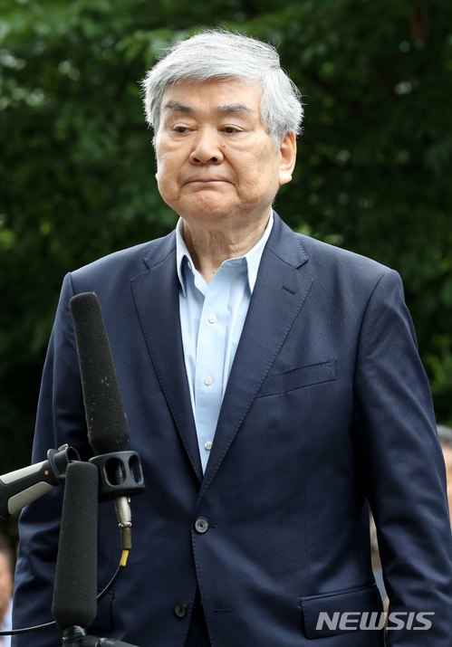 【서울=뉴시스】고범준 기자 = 조양호 한진그룹 회장이 5일 오전 서울 양천구 서울남부지방법원으로 들어서고 있다. 2018.07.05. bjko@newsis.com