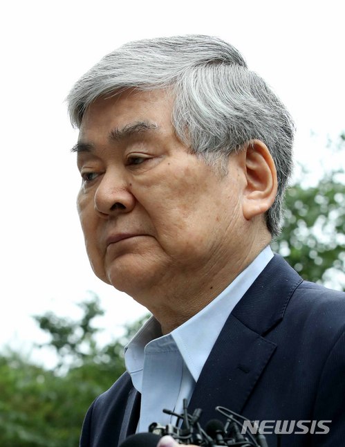 【서울=뉴시스】고범준 기자 = 수백억 원대 상속세 탈루 등 비리 의혹을 받는 조양호 한진그룹 회장이 구속 전 피의자심문(영장실질심사)를 받기 위해 5일 오전 서울 양천구 서울남부지방법원으로 들어서고 있다. 2018.07.05. bjko@newsis.com