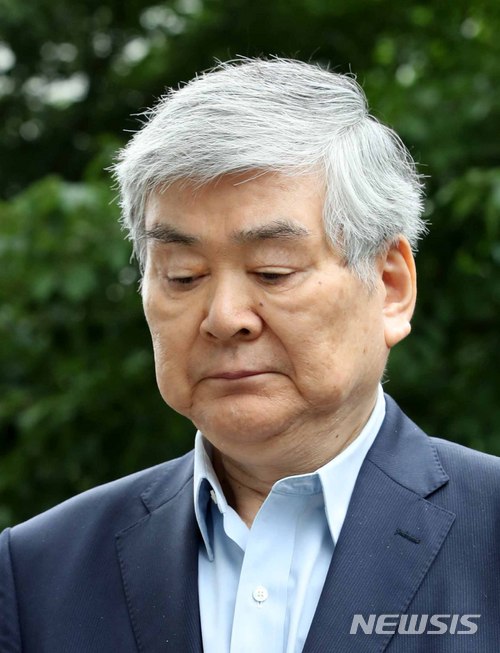 【서울=뉴시스】고범준 기자 = 수백억 원대 상속세 탈루 등 비리 의혹을 받는 조양호 한진그룹 회장이 구속 전 피의자심문(영장실질심사)를 받기 위해 5일 오전 서울 양천구 서울남부지방법원으로 들어서고 있다. 2018.07.05. bjko@newsis.com