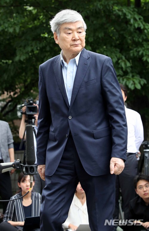 【서울=뉴시스】고범준 기자 = 수백억 원대 상속세 탈루 등 비리 의혹을 받는 조양호 한진그룹 회장이 구속 전 피의자심문(영장실질심사)를 받기 위해 5일 오전 서울 양천구 서울남부지방법원으로 들어서고 있다. 2018.07.05. bjko@newsis.com