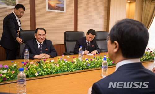 【평양=뉴시스】 사진공동취재단 = 방북중인 남북통일농구경기단장 조명균 통일부 장관이 5일 오전 평양 고려호텔에서 김영철 노동당 부위원장과 환담을 하고 있다. 2018.07.05. photo@newsis.com