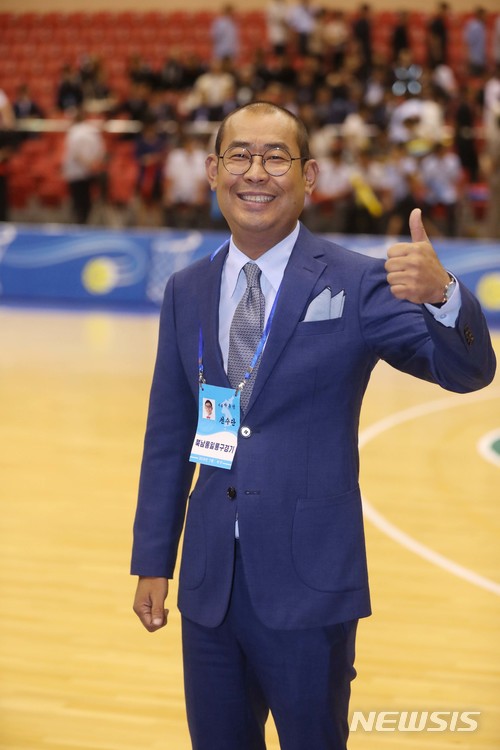 【평양=뉴시스】 사진공동취재단 = 남북통일농구경기의 장내 방송을 맡은 박종민 아나운서가 4일 오후 평양 류경정주영체육관에서 펼쳐진 남녀 혼합경기를 마치고 코트 위에서 포즈를 취하고 있다. 2018.07.05. photo@newsis.com
