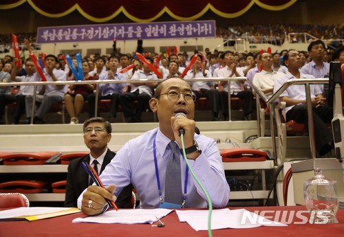 【평양=뉴시스】 사진공동취재단 = 박종민 장내 아나운서가 4일 오후 평양 류경정주영체육관에서 개최된 남북통일농구경기의 장내방송을 진행하고 있다. 2018.07.05. photo@newsis.com