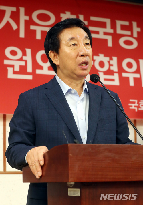 【서울=뉴시스】박영태 기자 = 5일 오전 서울 영등포구 여의도 국회 의원회관에서 진행된 자유한국당 원외당협위원장 간담회에서 김성태 원내대표가 발언을 하고 있다. 2018.07.05.since1999@newsis.com