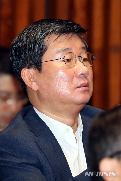 【서울=뉴시스】이종철 기자 = 5일 서울 여의도 국회에서 열린 더불어민주당 의원총회에서 다음주 당대표 출마를 선언할 전해철 의원이 추미애 당대표의 발언을 듣고 있다. 2018.07.05.&nbsp; jc4321@newsis.com