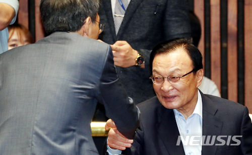 【서울=뉴시스】이종철 기자 = 5일 서울 여의도 국회에서 열린 더불어민주당 의원총회에서 당대표 출마 선언이 임박한 것으로 알려진 이해찬 전 국무총리가 동료의원과 악수를 하고 있다. 2018.07.05.&nbsp; jc4321@newsis.com