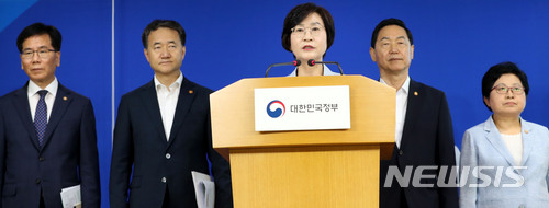 【서울=뉴시스】박주성 기자 = 김상희 저출산·고령사회위원회 부위원장이 5일 오전 서울 세종로 정부서울청사 브리핑룸에서 '일하며 아이키우기 행복한 나라를 위한 핵심과제'를 발표하고 있다. 만 8세 이하 아동이 있는 부모라면 최대 2년까지 하루 1시간에 대해 임금 삭감 없는 노동시간 단축이 가능하고 남성 육아휴직 활성화를 위해 휴직 사용 시 최대 250만원까지 급여를 지원해준다. 2018.07.05. park7691@newsis.com