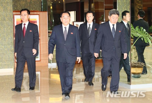【평양=뉴시스】 사진공동취재단 = 김영철(왼쪽 두번째) 노동당 부위원장 겸 통일전선부장이 5일 오전 평양 고려호텔에서 조명균 통일부 장관과 환담 후 호텔을 나서고 있다. 2018.07.05.&nbsp; photo@newsis.com