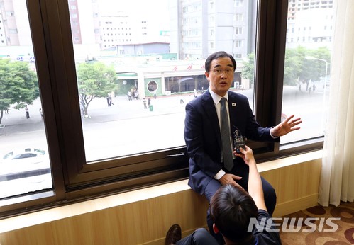 【평양=뉴시스】 사진공동취재단 = 조명균 통일부 장관이 5일 오전 평양 고려호텔에서 김영철 노동당 부위원장 겸 통일전선부장과 환담 후 기자들의 질문에 답하고 있다. 2018.07.05.&nbsp; photo@newsis.com