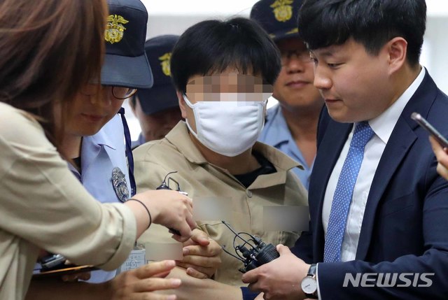 【서울=뉴시스】배훈식 기자 = 드루킹 댓글 조작 사건의 공범 필명 '솔본아르타' 양모(35)씨가 5일 오후 서울 서초구 허익범 특검 사무실에 소환되고 있다. 2018.07.05.&nbsp; dahora83@newsis.com