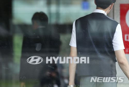 【서울=뉴시스】김진아 기자 = 서울중앙지검 공정거래조사부는 5일 "공정거래위원회 퇴직간부들의 특혜취업 의혹 수사와 관련해 현대·기아차, 현대건설, 현대백화점, 쿠팡 등 기업 4곳을 대상으로 압수수색에 들어갔다. 사진은 이날 서울 종로구 현대건설 본사. 2018.07.05. bluesoda@newsis.com