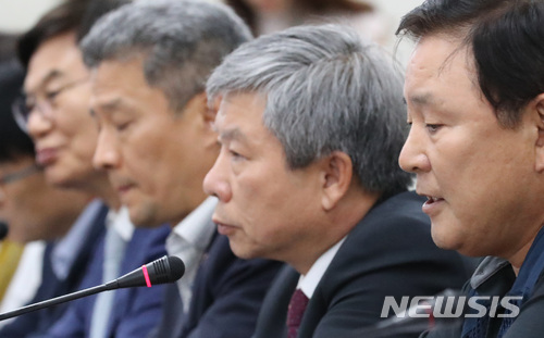 【세종=뉴시스】강종민 기자 = 5일 오후 정부세종청사에서 열린 최저임금위원회 전원회의에서 위원들이 굳은 표정으로 회의에 임하고 있다. 2018.07.05.&nbsp; ppkjm@newsis.com