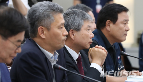 【세종=뉴시스】강종민 기자 = 5일 오후 정부세종청사에서 열린 최저임금위원회 전원회의에서 위원들이 굳은 표정을 짓고 있다. 2018.07.05. ppkjm@newsis.com