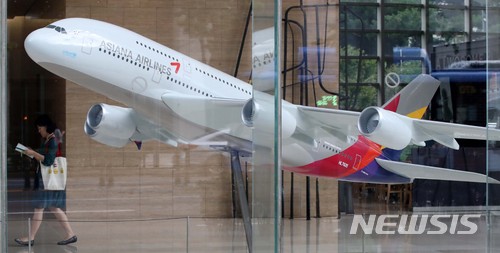 【서울=뉴시스】김선웅 기자 = 아시아나항공의 기내식 공급이 닷새째 차질이 빚어지는 가운데 항공기 3편 중 한편이 기내식 이 없는 '노밀' 상태로 운항된 것으로 알려진 5일 오후 서울 종로구 금호아시아나 본사 로비 전시된 아시아나 항공 모형 기체가 보이고 있다. 2018.07.05.&nbsp; mangusta@newsis.com