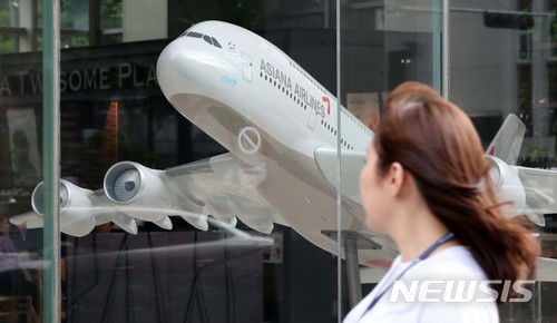【서울=뉴시스】김선웅 기자 = 아시아나항공의 기내식 공급이 닷새째 차질이 빚어지는 가운데 항공기 3편 중 한편이 기내식 이 없는 '노밀' 상태로 운항된 것으로 알려진 5일 오후 서울 종로구 금호아시아나 본사 로비 전시된 아시아나 항공 모형 기체가 보이고 있다. 2018.07.05. mangusta@newsis.com