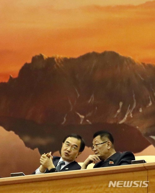 【평양=뉴시스】 사진공동취재단 = 5일 오후 평양 류경정주영체육관에서 열린 남북통일농구경기에서 조명균 통일부 장관과 최휘 국가체육지도위원회 위원장이 대화를 나누고 있다. 2018.07.05. photo@newsis.com
