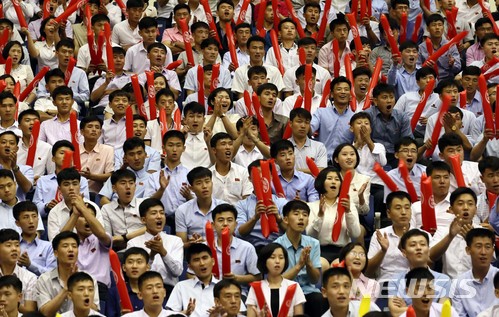 【평양=뉴시스】 사진공동취재단 = 5일 오후 평양 류경정주영체육관에서 열린 남북통일농구경기에서 평양 시민들이 선수들을 응원하고 있다. 2018.07.05. photo@newsis.com