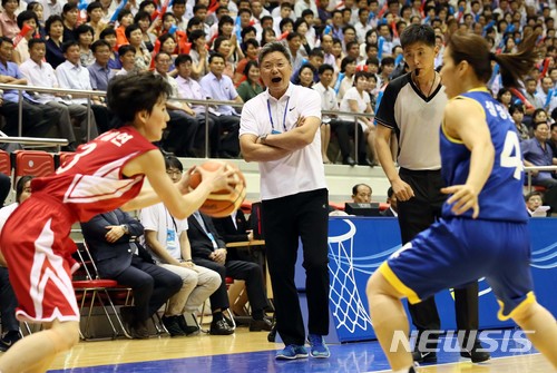 【평양=뉴시스】 사진공동취재단 = 5일 오후 평양 류경정주영체육관에서 열린 남북통일농구경기에서 남측 이문규 감독이 선수들에게 지시를 내리고 있다. 2018.07.05. photo@newsis.com
