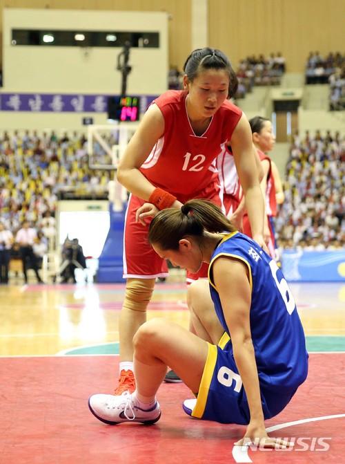 【평양=뉴시스】 사진공동취재단 = 5일 오후 평양 류경정주영체육관에서 열린 남북통일농구경기에서 북측 로숙영 선수가 넘어진 남측 최은실 선수의 손을 잡아주고 있다. 2018.07.05. photo@newsis.com