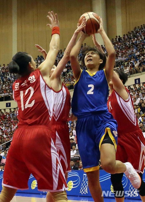 【평양=뉴시스】 사진공동취재단 = 5일 오후 평양 류경정주영체육관에서 열린 남북통일농구경기에서 남측 박지현 선수가 점프슛을 시도하고 있다. 2018.07.05. photo@newsis.com