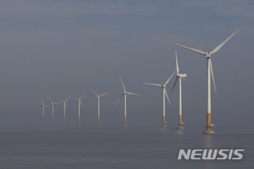 【상하이=AP/뉴시스】중국 최대 풍력발전기 제조사인 시노벨 윈드(중국명 화루이펑덴 華銳風電)이 미국 기업의 지적재산권(지재권) 침해 혐의로 미국 법원으로부터 5900만 달러(약 659억원)를 배상하라는 판결을 받았다. 상하이 동하이 브릿지 풍력발전단지에 설치된 시노벨사 풍력 발전장치. 2018.07.07 