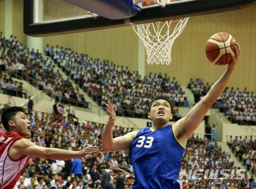  【평양=뉴시스】사진공동취재단 = 5일 오후 평양 류경정주영체육관에서 열린 남북통일농구경기에서 남측 이승현 선수가 슛을 시도 하고 있다. 2018.07.05. photo@newsis.com