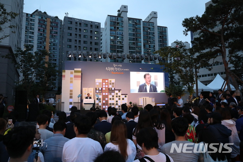 【서울=뉴시스】박진희 기자 = 문재인 대통령이 5일 서울 구로구 행복주택을 방문해 아파트 2층 광장 놀이터에서 신혼부부 및 청년 주거대책에 대해 발표를 하고 있다. 2018.07.05.pak7130@newsis.com