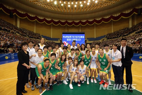 【평양=뉴시스】 사진공동취재단 = 5일 오후 평양 류경정주영체육관에서 열린 남북통일농구경기를 마친 남북 선수들과 감독, 코치진들이 기념촬영을 하고 있다. 2018.07.05. photo@newsis.com