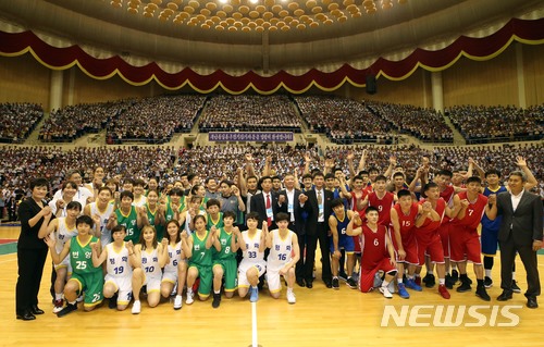 【평양=뉴시스】 사진공동취재단 = 5일 오후 평양 류경정주영체육관에서 열린 남북통일농구경기를 마친 남북 선수들과 감독, 코치진들이 기념촬영을 하고 있다. 2018.07.05.&nbsp; photo@newsis.com