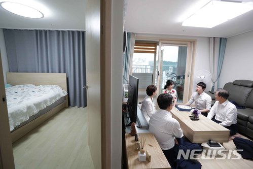 【서울=뉴시스】박진희 기자 = 문재인 대통령은 5일 서울 구로구 행복주택에 입주한 신혼부부 우재완(33세) 교사, 이진경 (31세) 교사 가정을 방문하여 신혼부부·청년 주거 문제에 대한 이야기를 나누고 있다. 2018.07.05. pak7130@newsis.com 