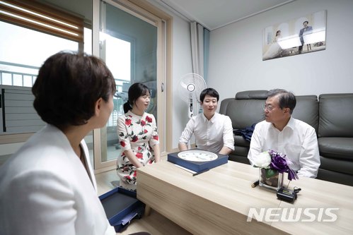 【서울=뉴시스】박진희 기자 = 문재인 대통령은 5일 서울 구로구 행복주택에 입주한 신혼부부 우재완(33세) 교사, 이진경 (31세) 교사 가정을 방문하여 신혼부부·청년 주거 문제에 대한 이야기를 나누고 있다. 2018.07.05.&nbsp; pak7130@newsis.com 