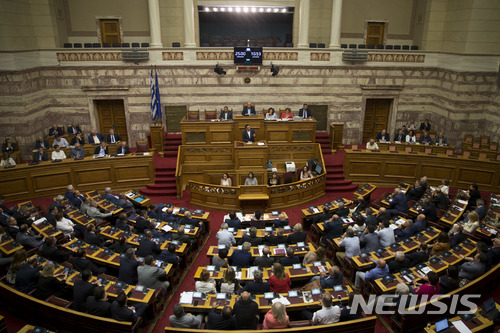 【브뤼셀=AP/뉴시스】 파이낸셜타임스(FT)에 따르면 유로존 재무장관들이 5일(현지시간) 벨기에 브뤼셀에서 유로그룹 회의를 열고 이탈리아에 적자예산안을 수정할 것을 촉구했다고 전했다. 사진은 올해 7월5일 브뤼셀에서 열린 유로그룹 회의. 2018.11.06.