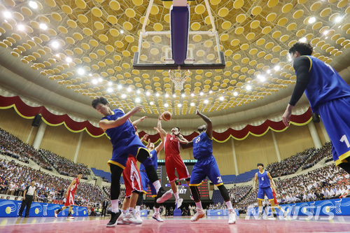 5일 오후 평양 류경정주영체육관에서 진행된 남북통일농구경기에서 홍팀(북측) 최류리 선수가 청팀(남측) 라틀리프 선수의 수비를 뚫고 슛을 시도하고 있다. 2018.7.5 사진공동취재단 / 오마이뉴스 이희훈