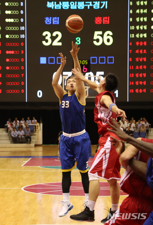 【평양=뉴시스】 사진공동취재단 = 5일 오후 평양 류경정주영체육관에서 열린 남북통일농구경기에서 청팀(남측) 이승현 선수가 슛을 시도하고 있다. 2018.07.05.&nbsp;&nbsp; photo@newsis.com