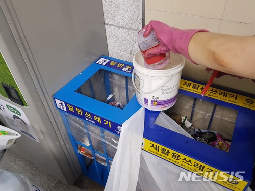 【서울=뉴시스】김가윤 기자 = 서울 중구 시청역 4번 출구에 위치한 쓰레기통. 환경미화원이 얼음컵에 담긴 음료를 통에 버리고 있다. 2018.07.04. yoon@newsis.com