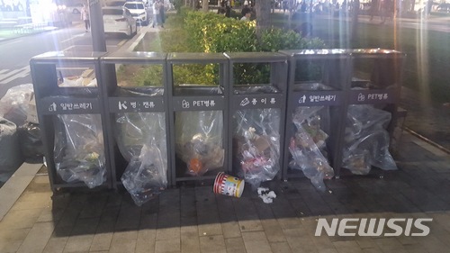 【서울=뉴시스】 임얼 기자 = 서울 마포구 연남동 경의선 숲길공원 내에 있는 쓰레기통. 2018.07.03.limeol@newsis.com