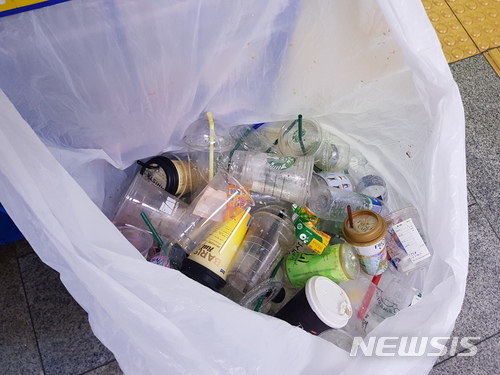 【서울=뉴시스】김가윤 기자 = 서울 중구 시청역 내부에 위치한 쓰레기통에는 얼음컵을 버리는 봉투가 별도로 설치됐다. 봉투에는 부피가 큰 얼음컵이 가득 찼다. 2018.07.04. yoon@newsis.com