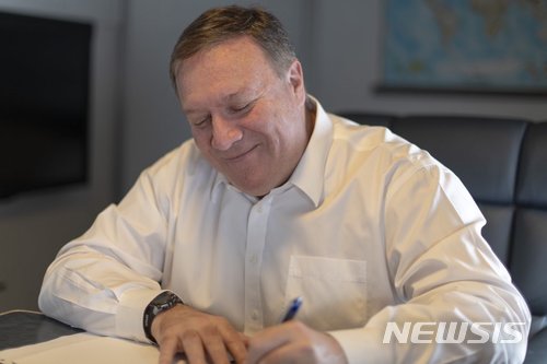 【서울=뉴시스】마이크 폼페이오 미국 국무장관이 6일 북한 평양행 기내에서 뭔가를 쓰면서 웃고 있다. <출처: 마이크 폼페이오 미국 국무장관 트위터 사진 캡쳐>2018.07.06