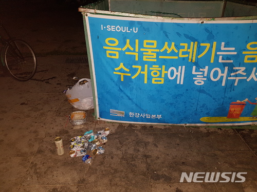 【서울=뉴시스】 임얼 기자 = 여의도 한강공원 인근 대형쓰레기망 인근에 쓰레기가 버려져 있다. 2018.07.04. limeol@newsis.com