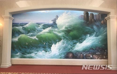 【서울=뉴시스】 6일 1박2일 일정으로 북한 평양을 방문한 마이크 폼페이오 미국 국무장관과 수행단들이 머물고 있는 '게스트하우스' 백화원초대소에 걸려있는 파도 그림. 폼페이오 장관과 동행한 니컬러스 워덤스 블룸버그 기자가 촬영해 트위터에 올려놓았다. <사진출처 = 워덤스 트위터> 2018.07.06. 