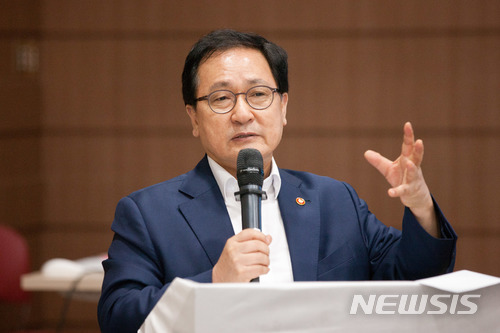 【서울=뉴시스】 유영민 과학기술정보통신부 장관이 지난 5일 오후 경기도 과천시 국립과천과학관 상상홀에서 열린 '2018 과기정통부 출입기자 워크숍' 에 참석해 인사말을 하고 있다.