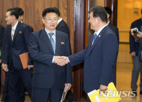 【평양=뉴시스】 사진공동취재단 = 노태강(오른쪽) 문체부 차관이 5일 오후 평양 고려호텔에서 체육실무회담을 하기 위해 찾아온 원길우 체육상 부상과 악수를 하고 있다. 2018.07.06.photo@newsis.com