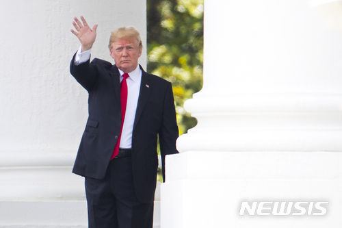 【워싱턴=AP/뉴시스】도널드 트럼프 미국 대통령이 5일(현지시간) 선거 유세를 위해 몬태나로 출발하기 전 백악관 노스 포르티코(백악관 북쪽 입구)에서 손을 흔들고 있다. 2018.7.6.