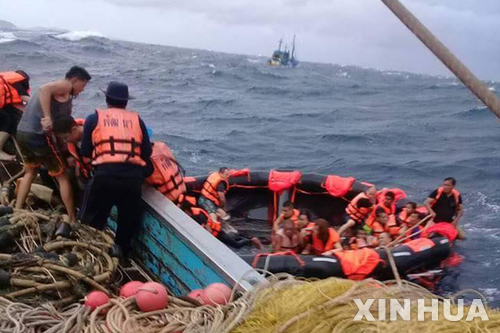 【푸껫=신화/뉴시스】 태국 남부 유명 휴양지 푸껫 근해에서 5일 선박 3척이 전복하는 사고가 연달아 발생해 최소한 1명이 숨지고 50명 이상이 실종됐다고 현지 경찰이 밝혔다. 2018.07.06