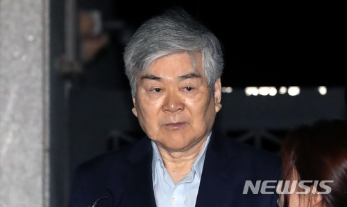 【서울=뉴시스】임태훈 기자 = 수백억 원대 상속세 탈루 등 비리 의혹을 받고 있는 조양호 한진그룹 회장이 6일 오전 영장이 기각된 후 서울 구로구 남부구치소를 나서고 있다. 2018.07.06.&nbsp; taehoonlim@newsis.com