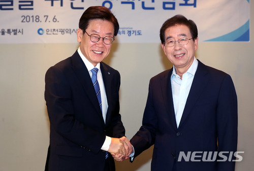 【서울=뉴시스】임태훈 기자 = 이재명(왼쪽) 경기도지사, 박원순 서울특별시장이 6일 오전 서울 중구 달개비에서 열린 수도권 광역자치단체장 간담회에 앞서 기념촬영하고 있다.&nbsp; 이번 간담회에서 단체장들은 수도권 미세먼지 저감 협력방안에 대해 논의한다. 2018.07.06.&nbsp;&nbsp; taehoonlim@newsis.com 