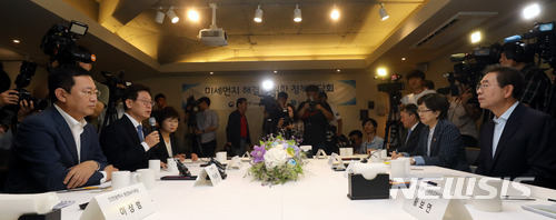 【서울=뉴시스】임태훈 기자 = 이재명 경기도지사가 6일 오전 서울 중구 달개비에서 열린 수도권 광역자치단체장 간담회에서 인사말을 하고 있다. 이번 간담회에서 단체장들은 수도권 미세먼지 저감 협력방안에 대해 논의한다. 2018.07.06.&nbsp; taehoonlim@newsis.com