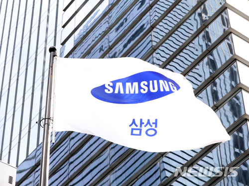 【서울=뉴시스】전진환 기자 = 6일 삼성전자에 따르면 2분기 잠정 실적은 연결기준으로 매출 58조원, 영업이익 14조8000억원으로 전기 대비 매출 4.23%, 영업이익 5.37% 감소했다. 전년 전년 동기 대비 매출은 4.92% 줄었으며, 영업이익은 5.19% 증가했다.&nbsp; 잠정 실적은 한국채택 국제회계기준(IFRS)에 의거해 추정한 결과이며, 아직 결산이 종료되지 않은 가운데 투자자들의 편의를 돕는 차원에서 제공되는 것이다. 2018.07.06.&nbsp; amin2@newsis.com